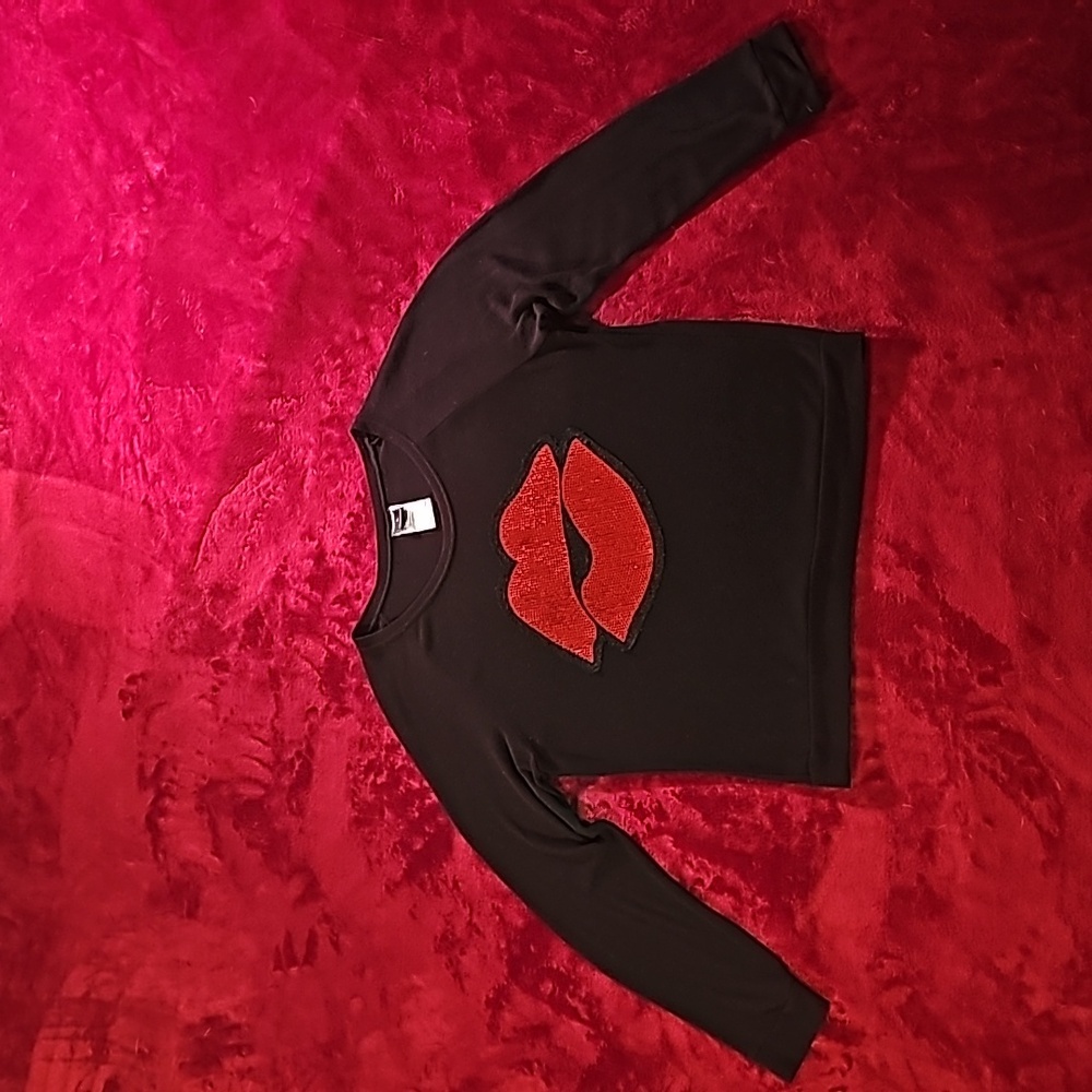 Stranded long sleeve t-shirt, size Large, black with red lips